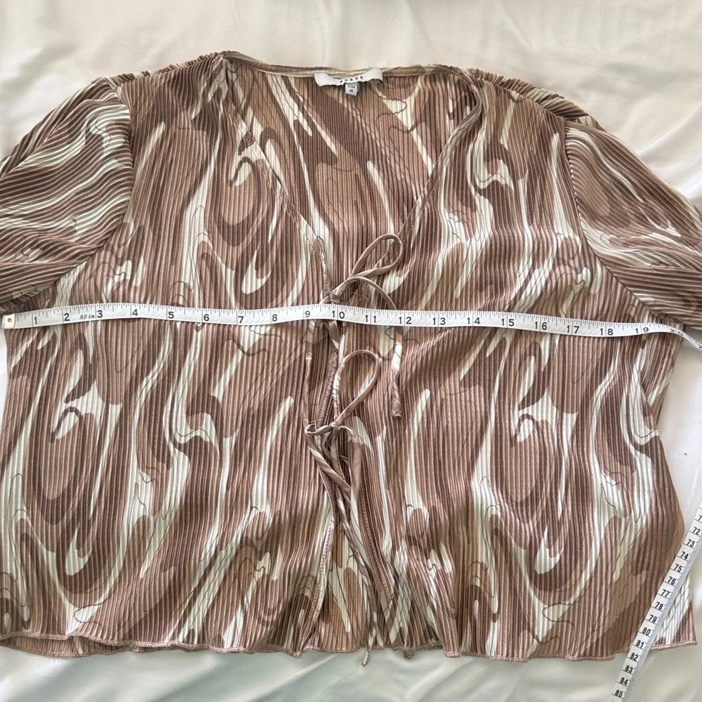 RO & DE Beige & White Swirl Lace-Up Short Sleeve Blouse Size Medium - Picture 4 of 5